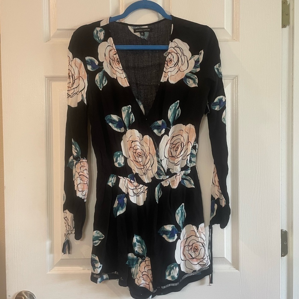 Kendall & Kylie Long Sleeve Shorts Romper
Black w/floral print. Size Small